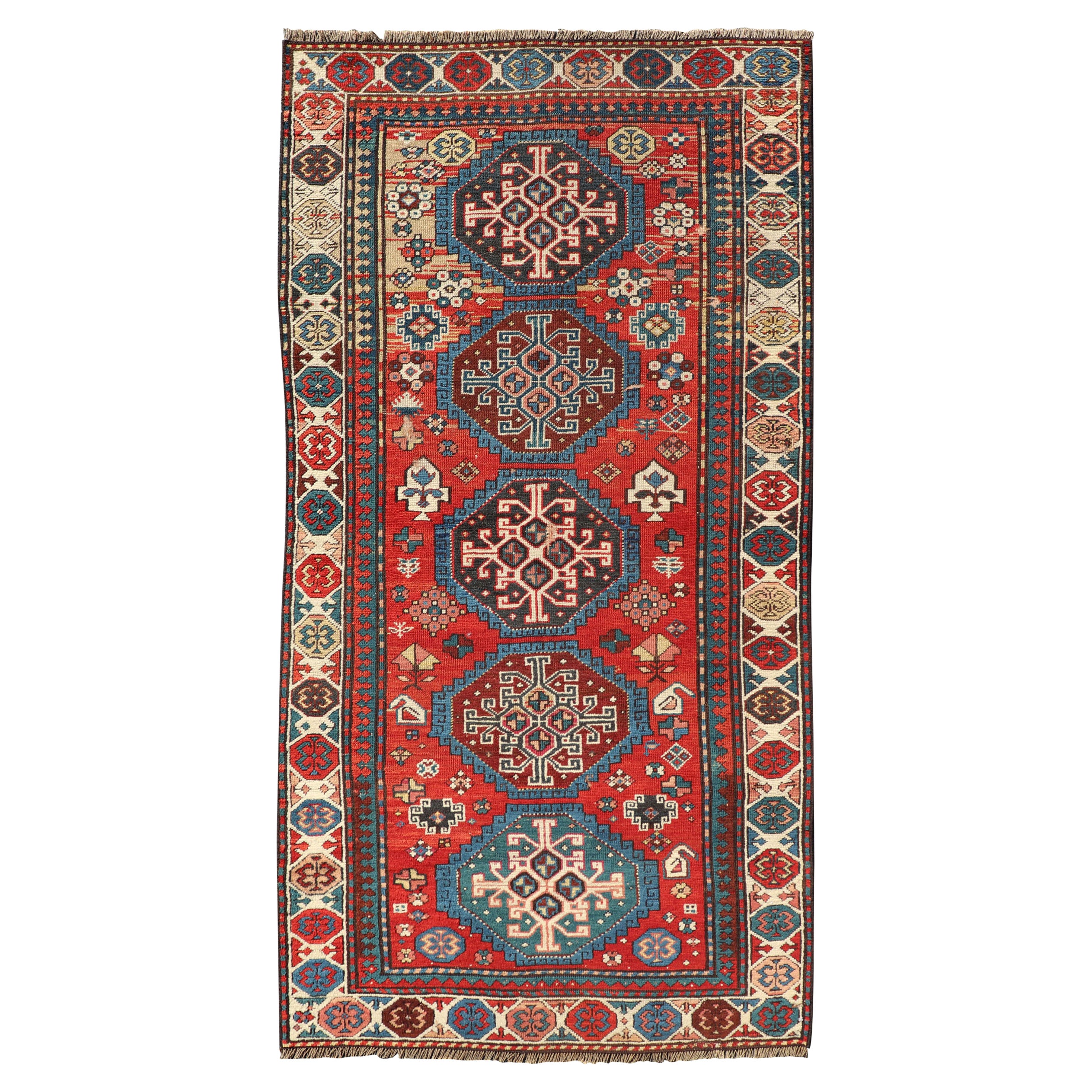 Antiker handgeknüpfter kaukasischer Kazak-Teppich in Brillantrot mit geometrischem Design