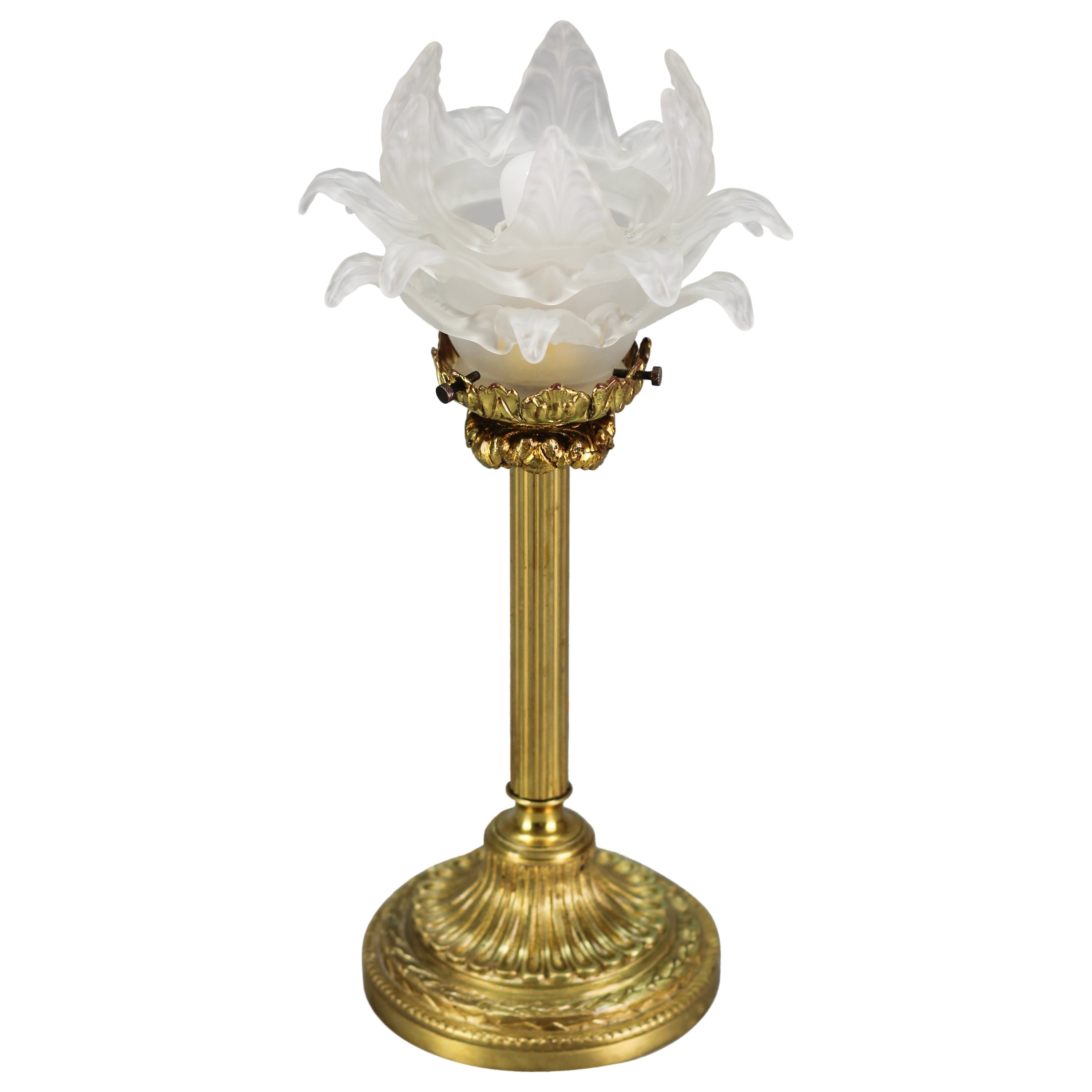 Bronze-Tischlampe im Louis-XVI.-Stil mit blumenförmigem Milchglasschirm