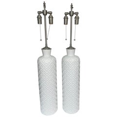 Coppia di eleganti lampade da tavolo a motivi geometrici in ceramica smaltata