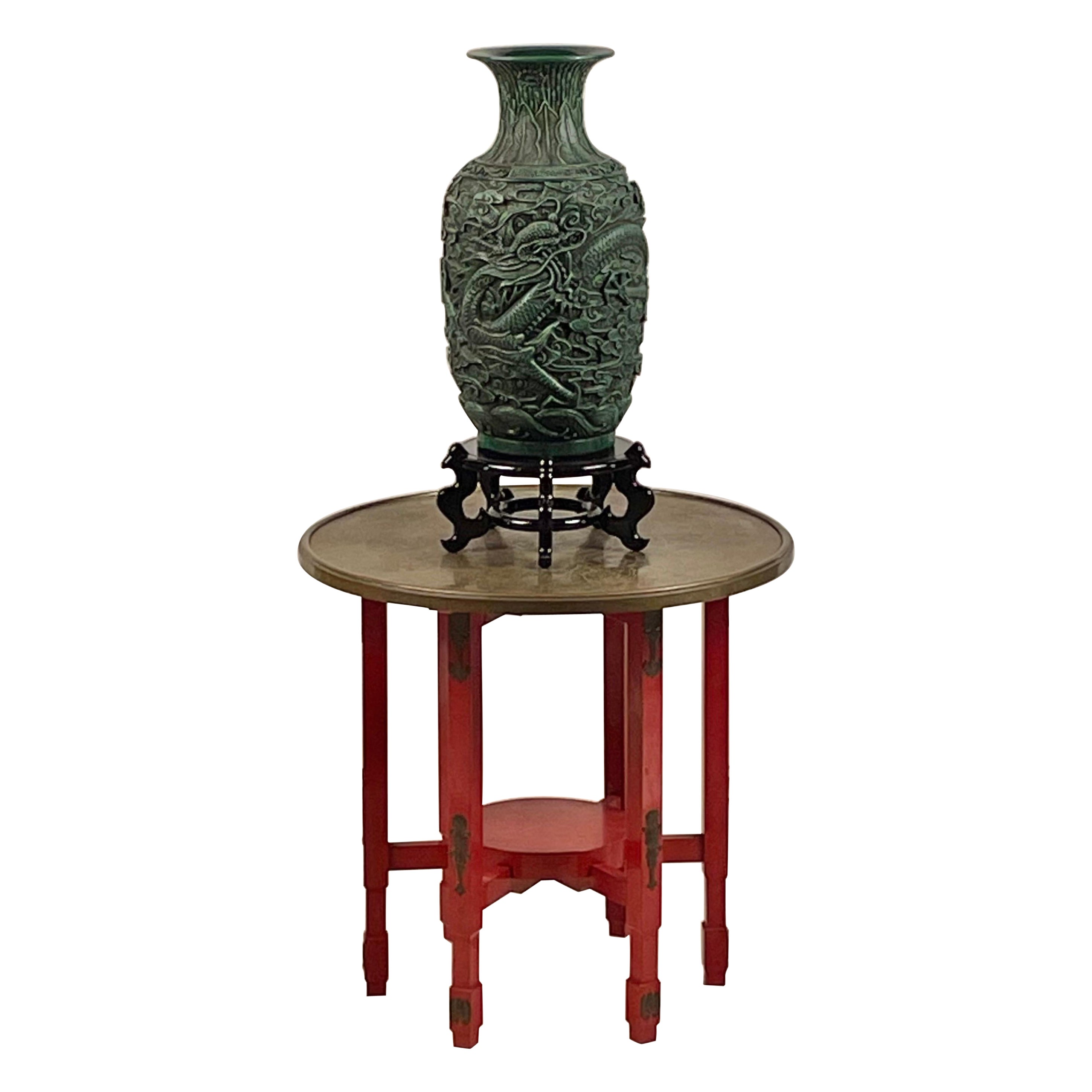 Table en laque chinoise et bronze et vase dragon vert dans le style de Tony Duquette