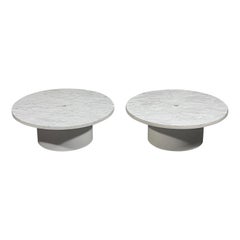 Paire de tables basses d'intérieur/extérieur minimalistes en marbre veiné