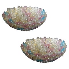 Paire de délicieux plafonniers paniers de fleurs multicolores en verre de Murano, 1960'