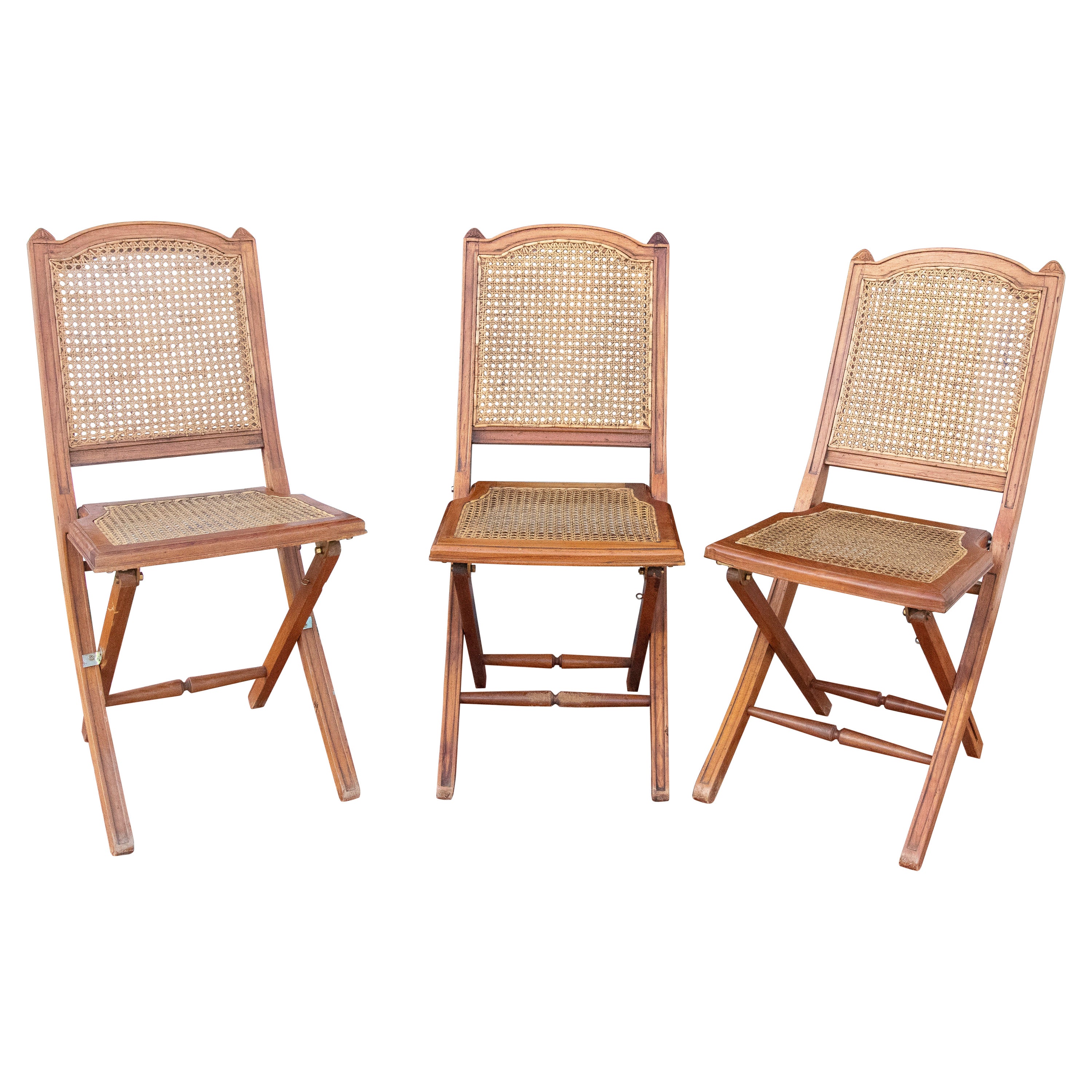 Ensemble de trois chaises pliantes en bois des années 1970 avec dossier et maille d'assise