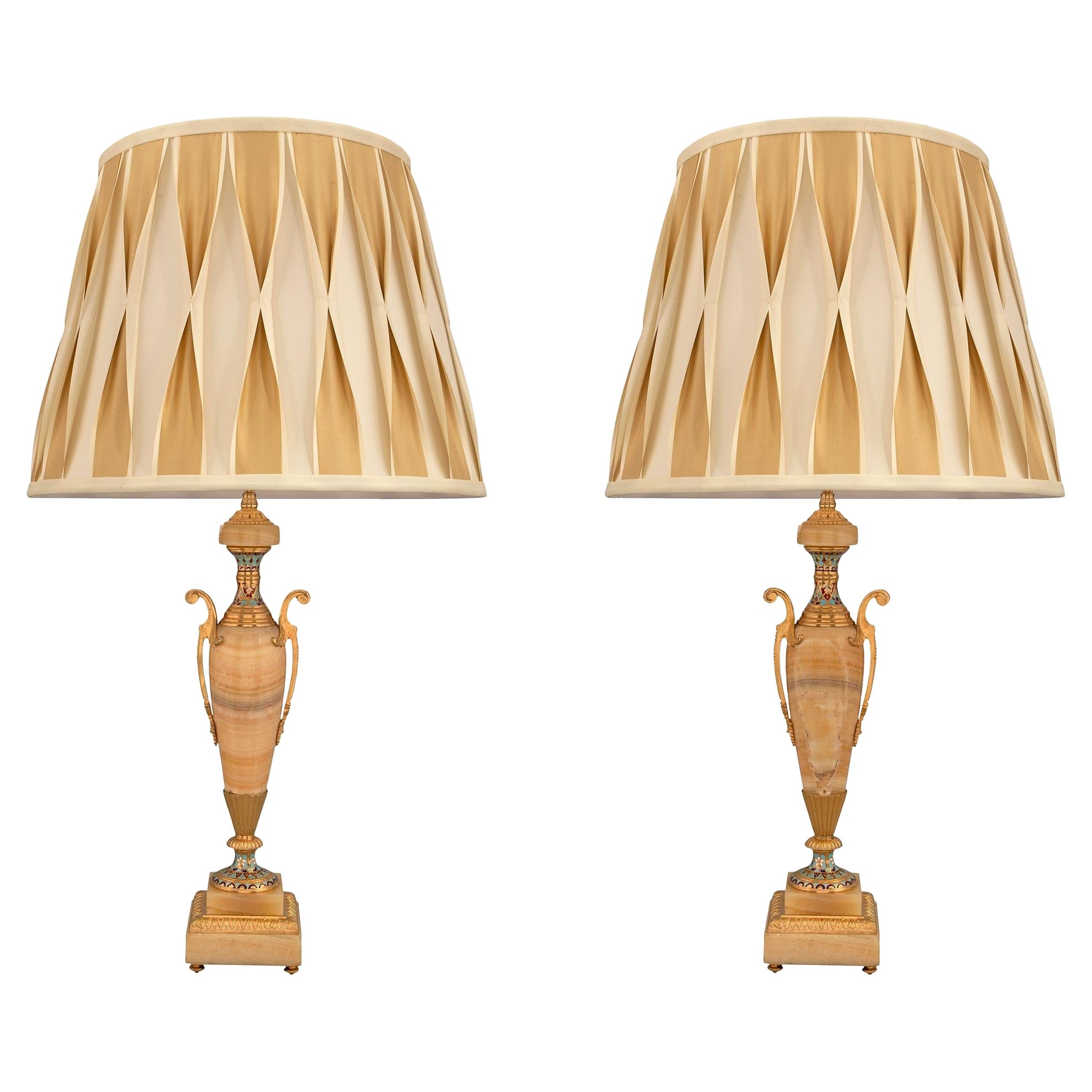 Paar französische neoklassizistische Onyx-, Goldbronze- und Cloisonné-Lampen des 19. Jahrhunderts