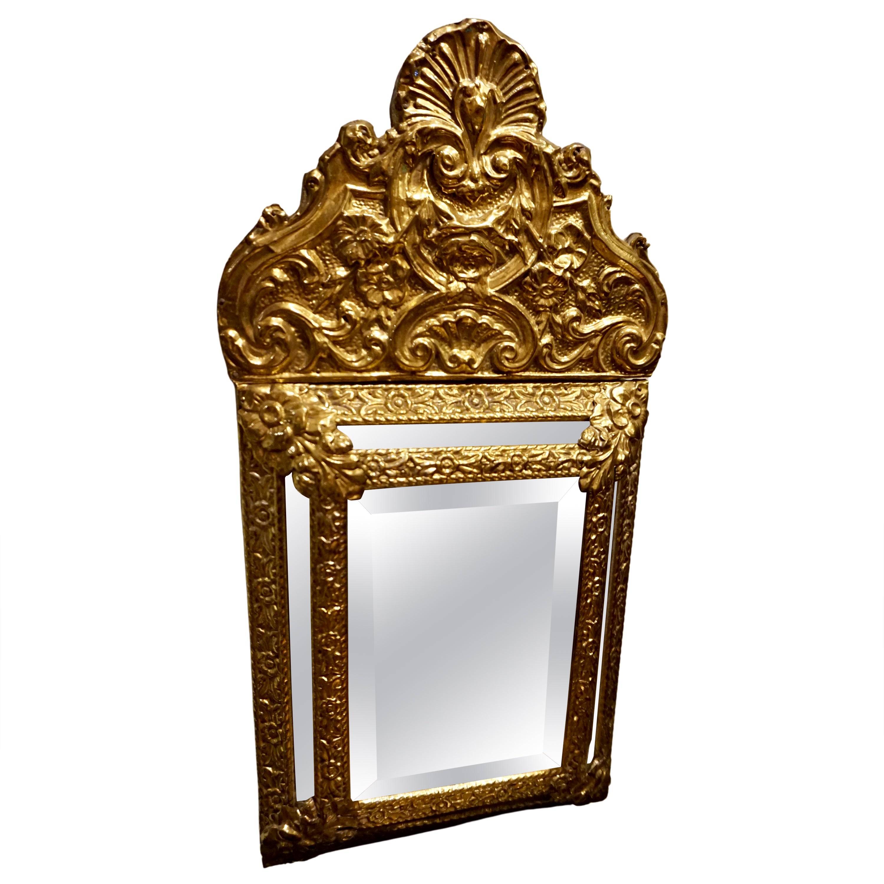 Miroir Napolon III en laiton orné du 19ème siècle repoussé, France