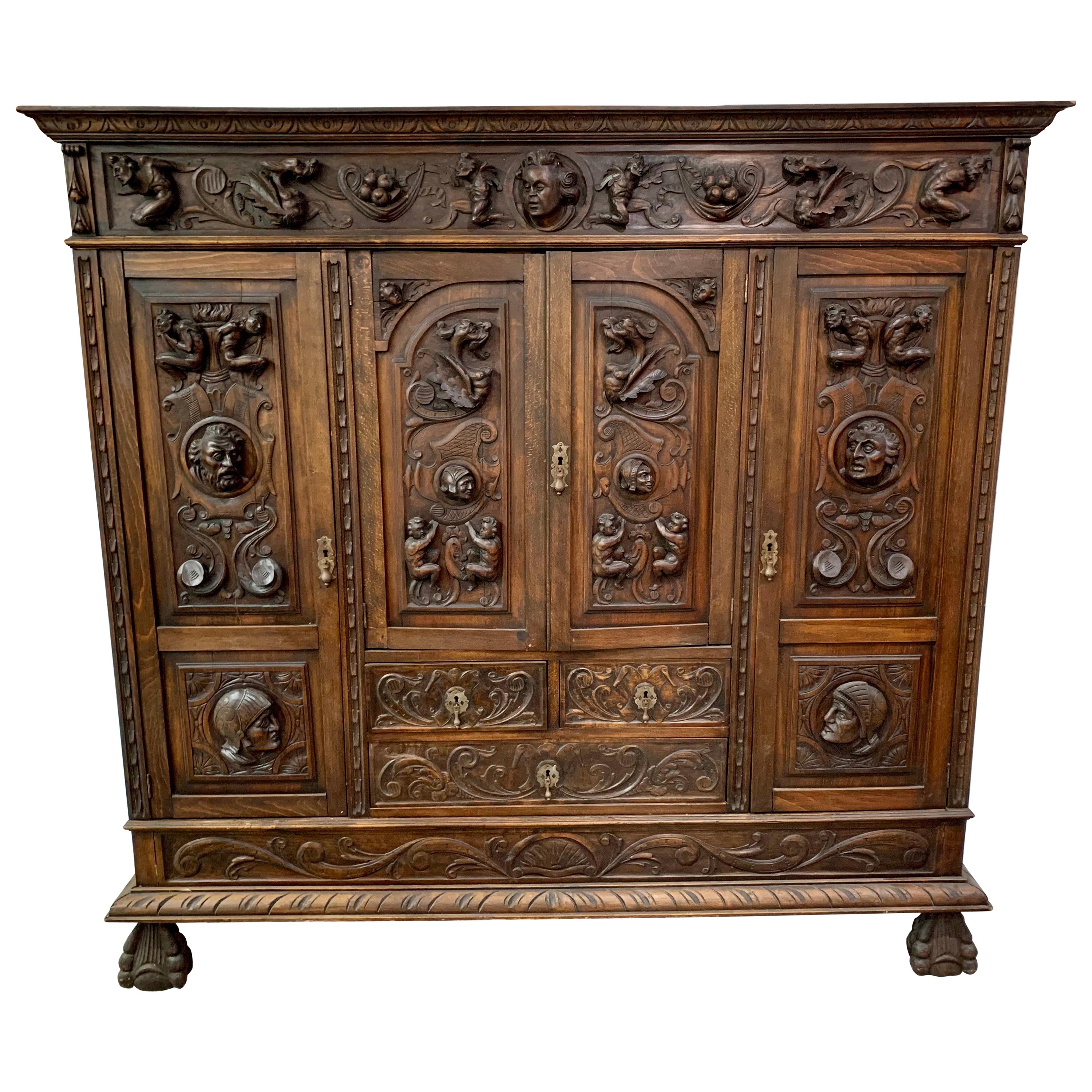 Armoire de rangement française d'antiquités du 18ème siècle à 4 portes sculptée de façon exquise