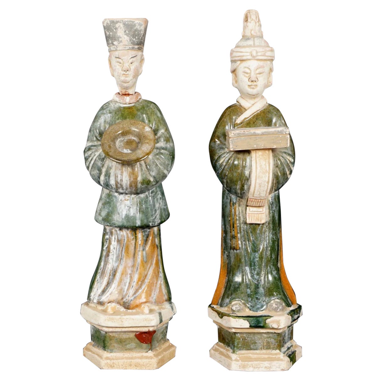 Deux dignitaries de poterie chinoises de style Ming