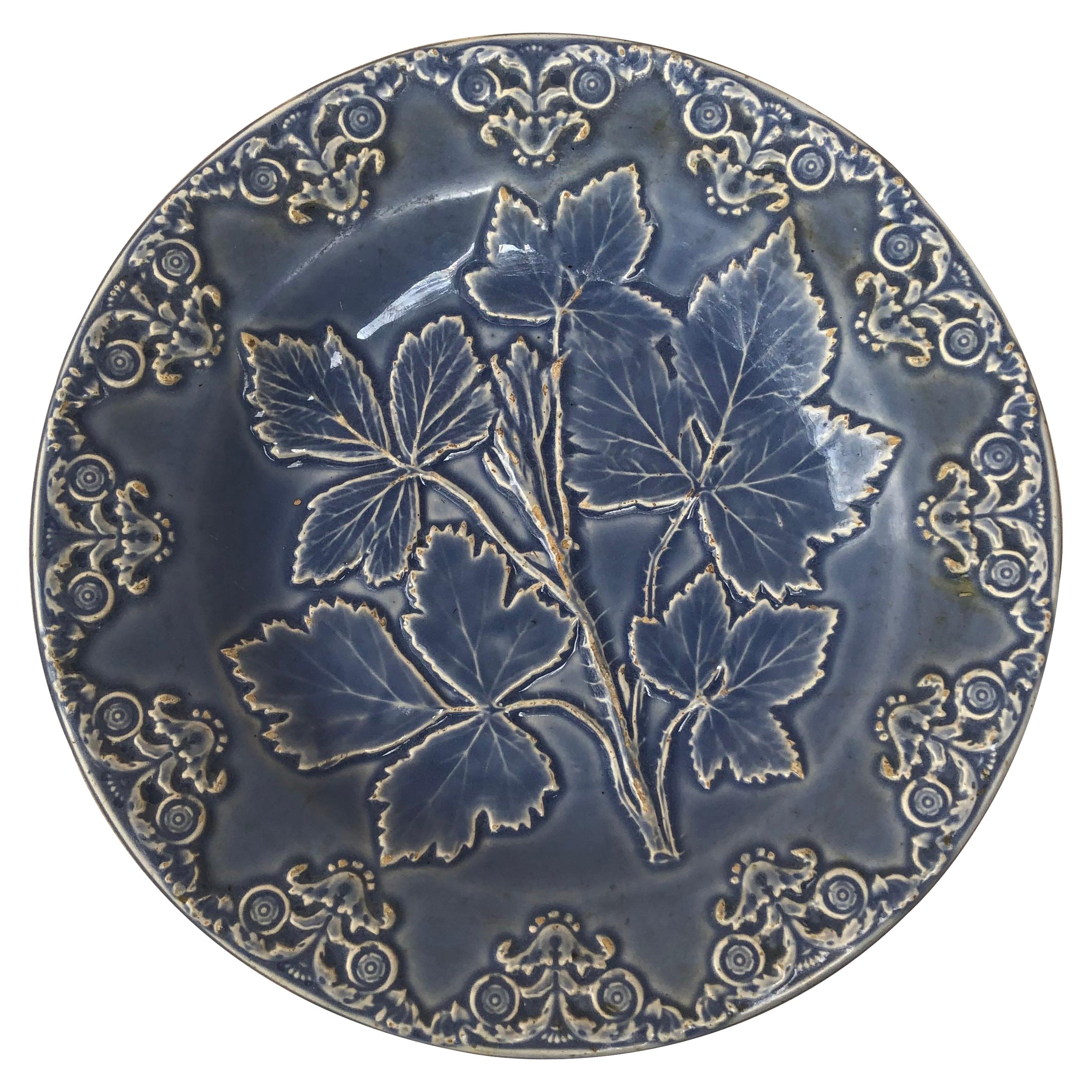 Englischer Majolika-Teller mit blauen Blättern aus dem 19. Jahrhundert