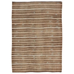 Tapis Kilim turc vintage avec broderie avec motif brun clair, taupe, marron et lt. Bleu