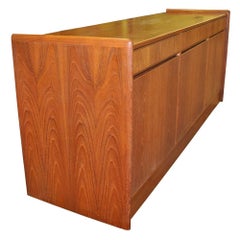 Dänisches modernes Teakholz-Credenza aus der Mitte des Jahrhunderts von D-Scan