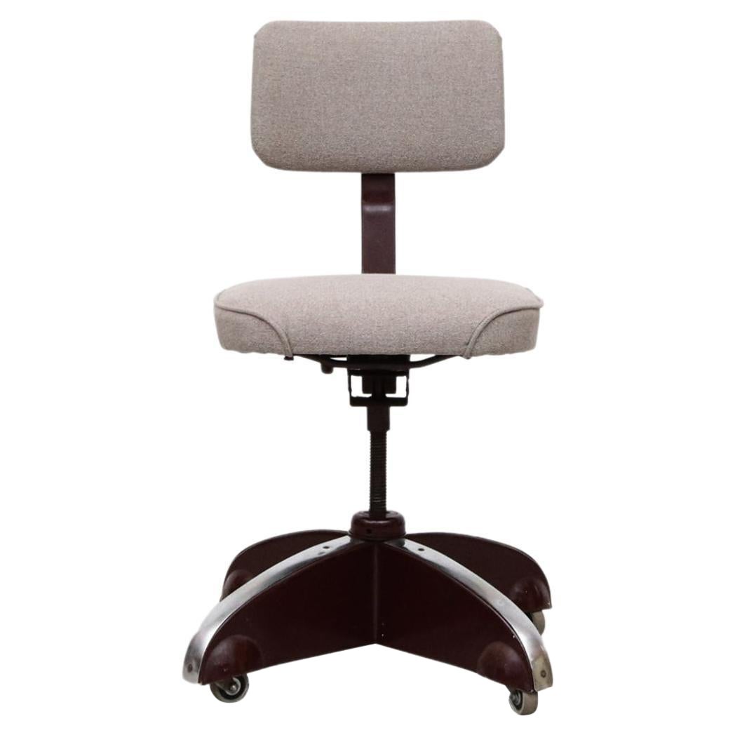 Ahrend De Cirkel Industrial Rolling Office Chair in Plum with Gray Upholstery For Sale