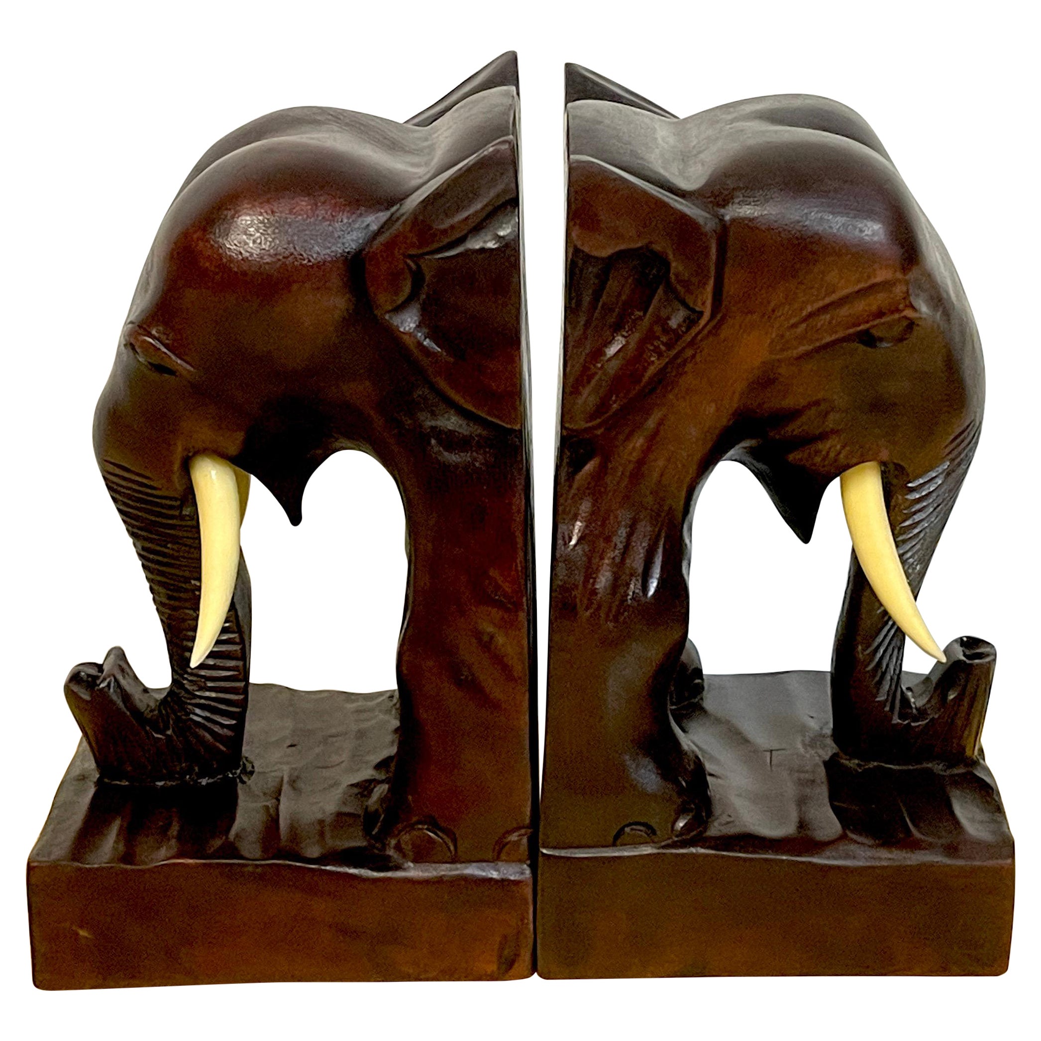 Paire de serre-livres anglo-indiennes en teck sculpté en forme d'éléphant en vente