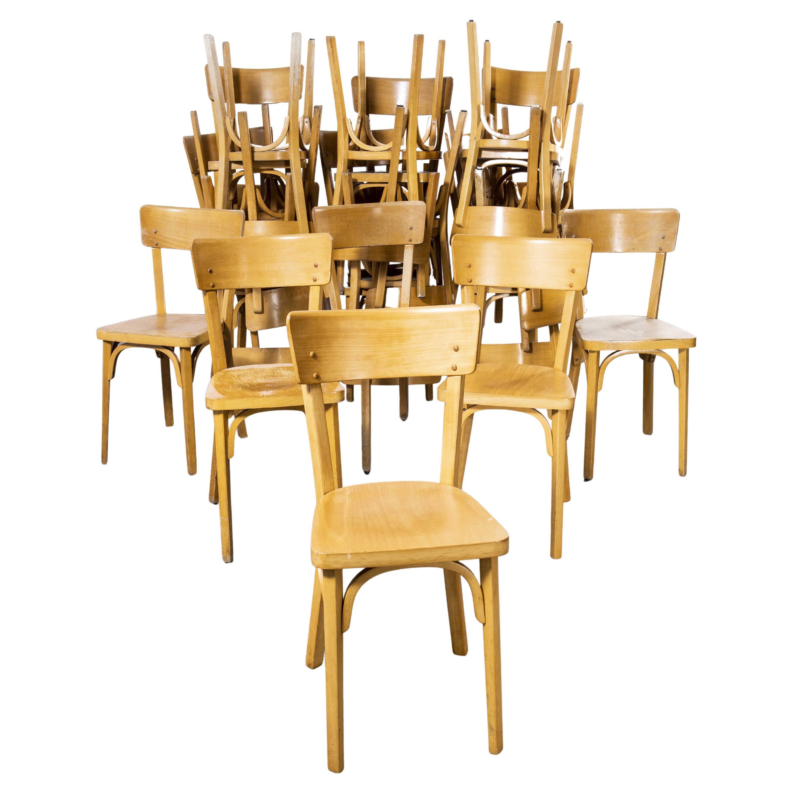 Ensemble de vingt-quatre chaises de salle à manger en bois de hêtre blond Baumann des années 1950 en vente