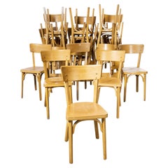 Ensemble de vingt-quatre chaises de salle à manger en bois de hêtre blond Baumann des années 1950