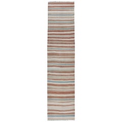 Tapis de course Kilim turc vintage rayé dans les tons de Brown, crème et bleu