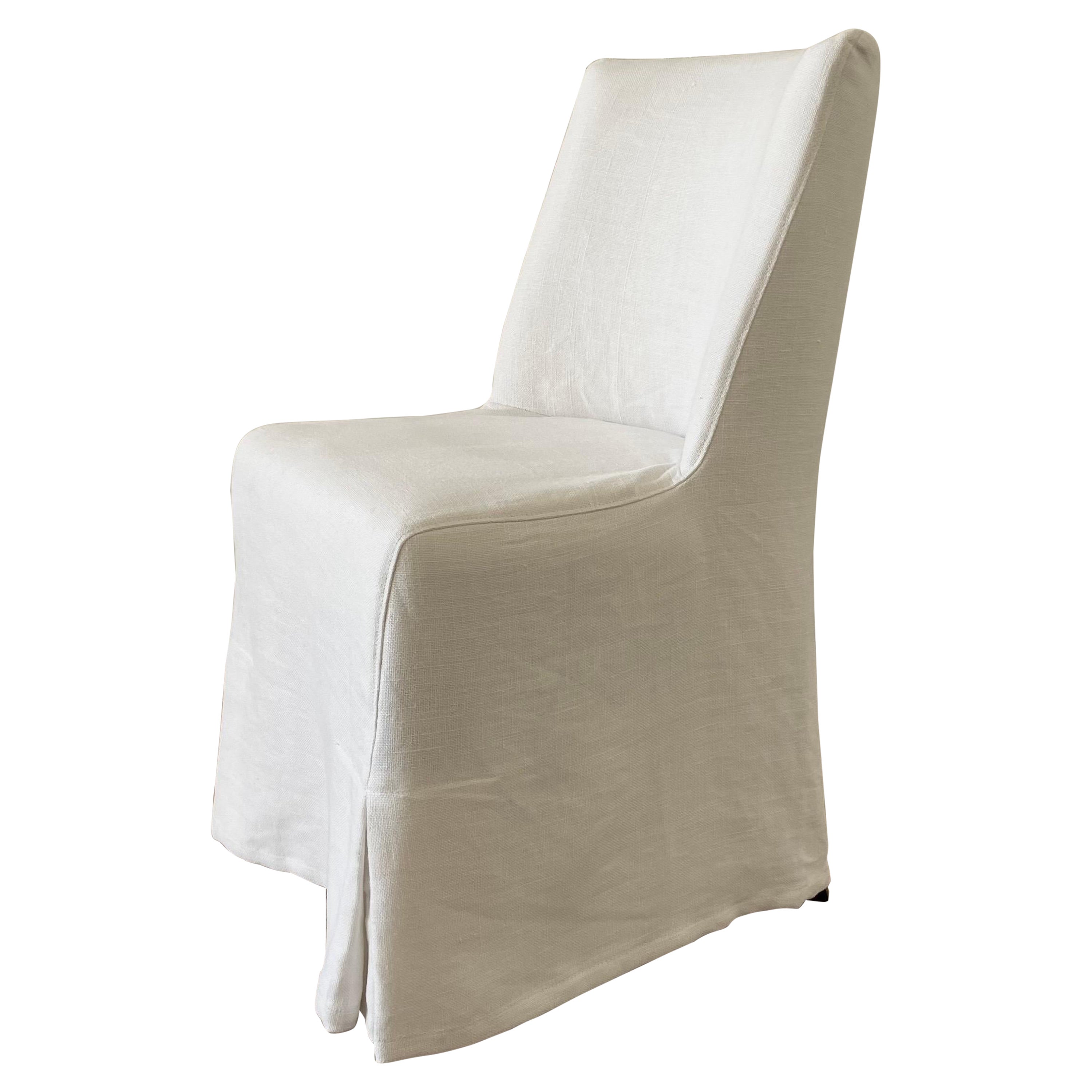 Chaise de salle à manger en lin blanc recouverte d'une housse en vente