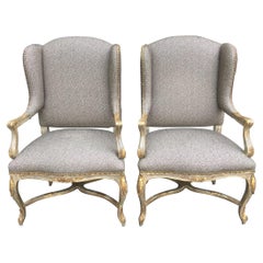 Paire de chaises Wingback françaises peintes en argent avec tapisserie guépard