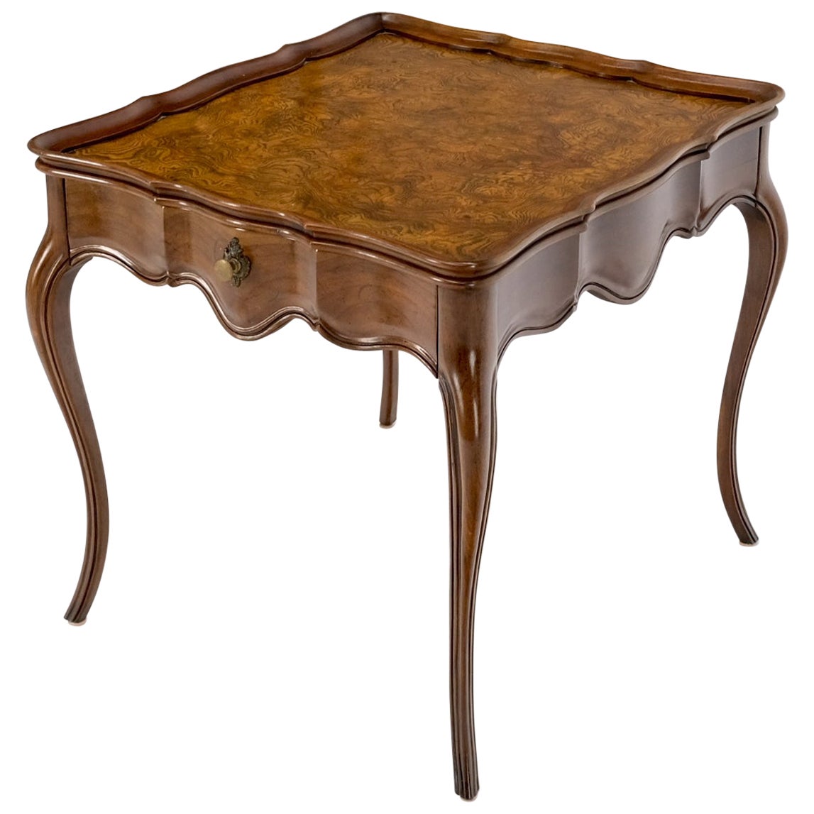 Baker Burl Wood Table d'appoint carrée à un tiroir avec pieds cabriole et plateau en forme de galerie
