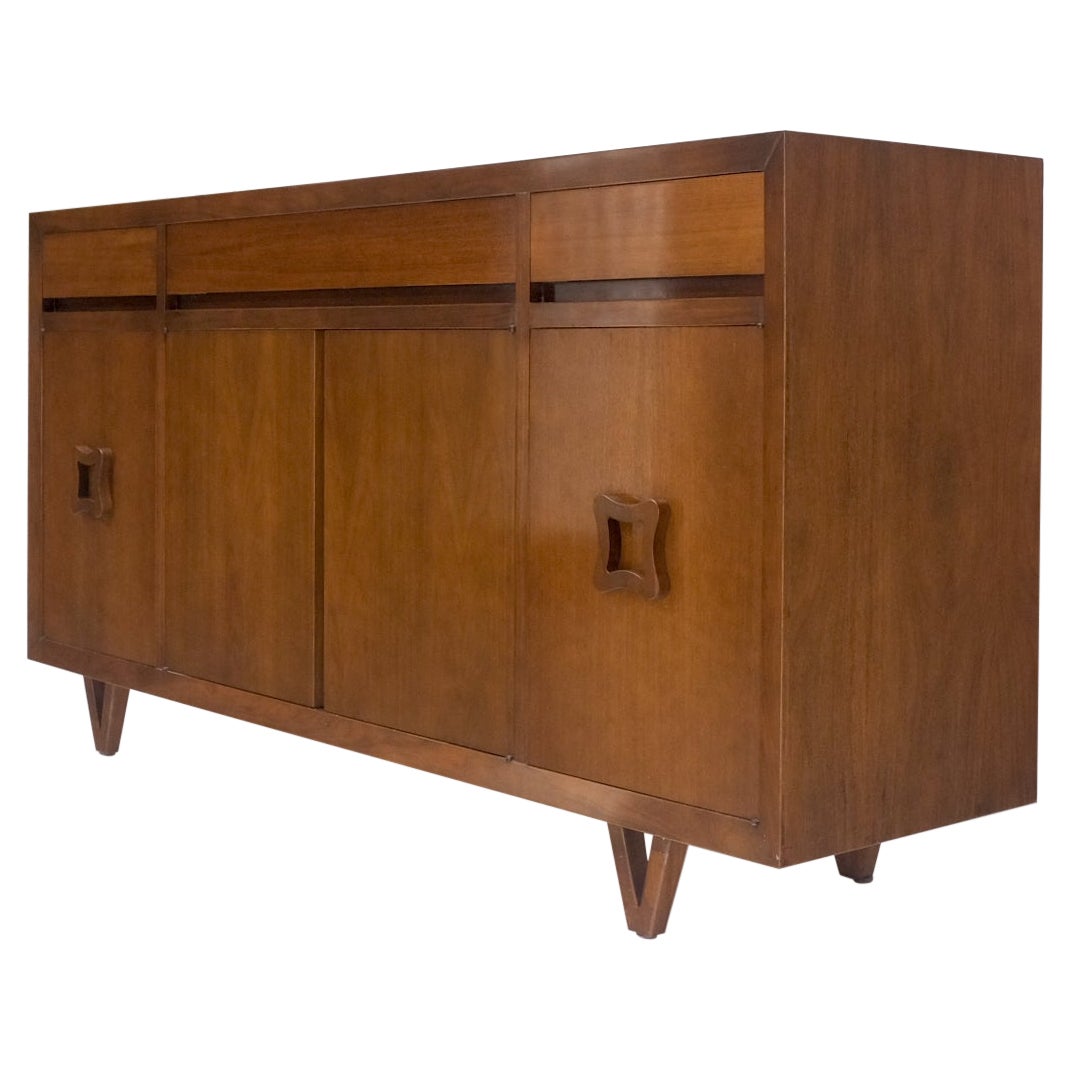 Mid-Century Buffetschrank mit V-förmigem Bein, 4 Türen, Fächer, 3 Schubladen im Angebot