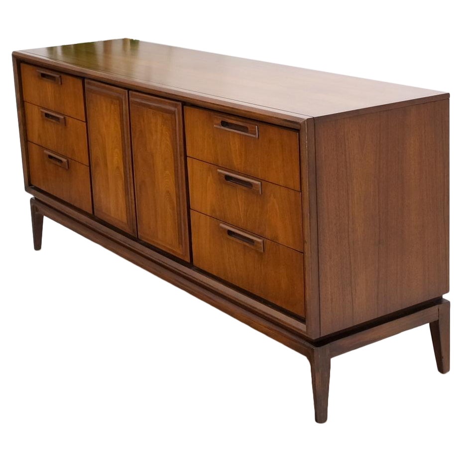 Credenza dresser a 9 cassetti in noce lungo di metà secolo con doppia anta