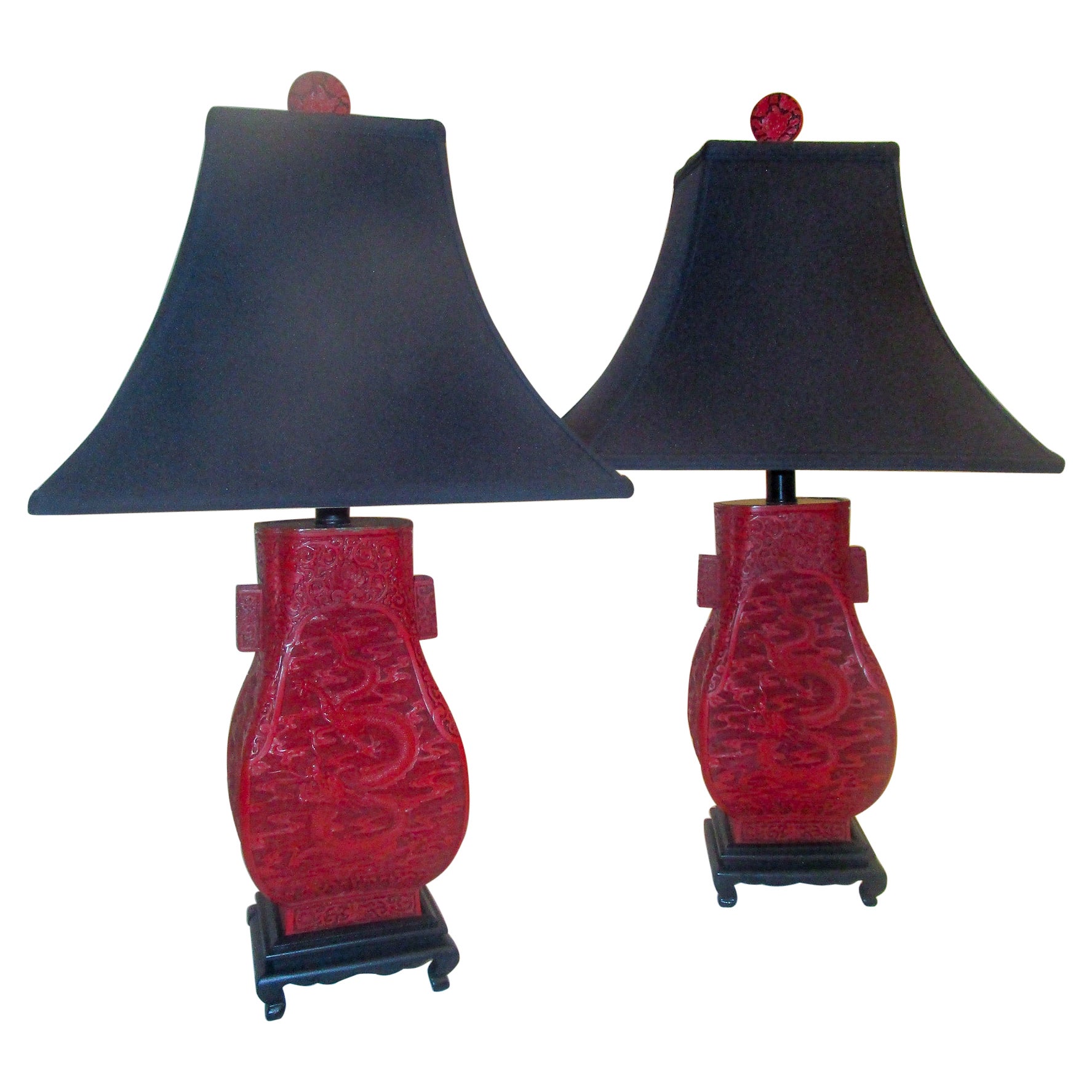 Paar Vasenlampen aus rotem Cinnabar-Lack aus dem 19. Jahrhundert