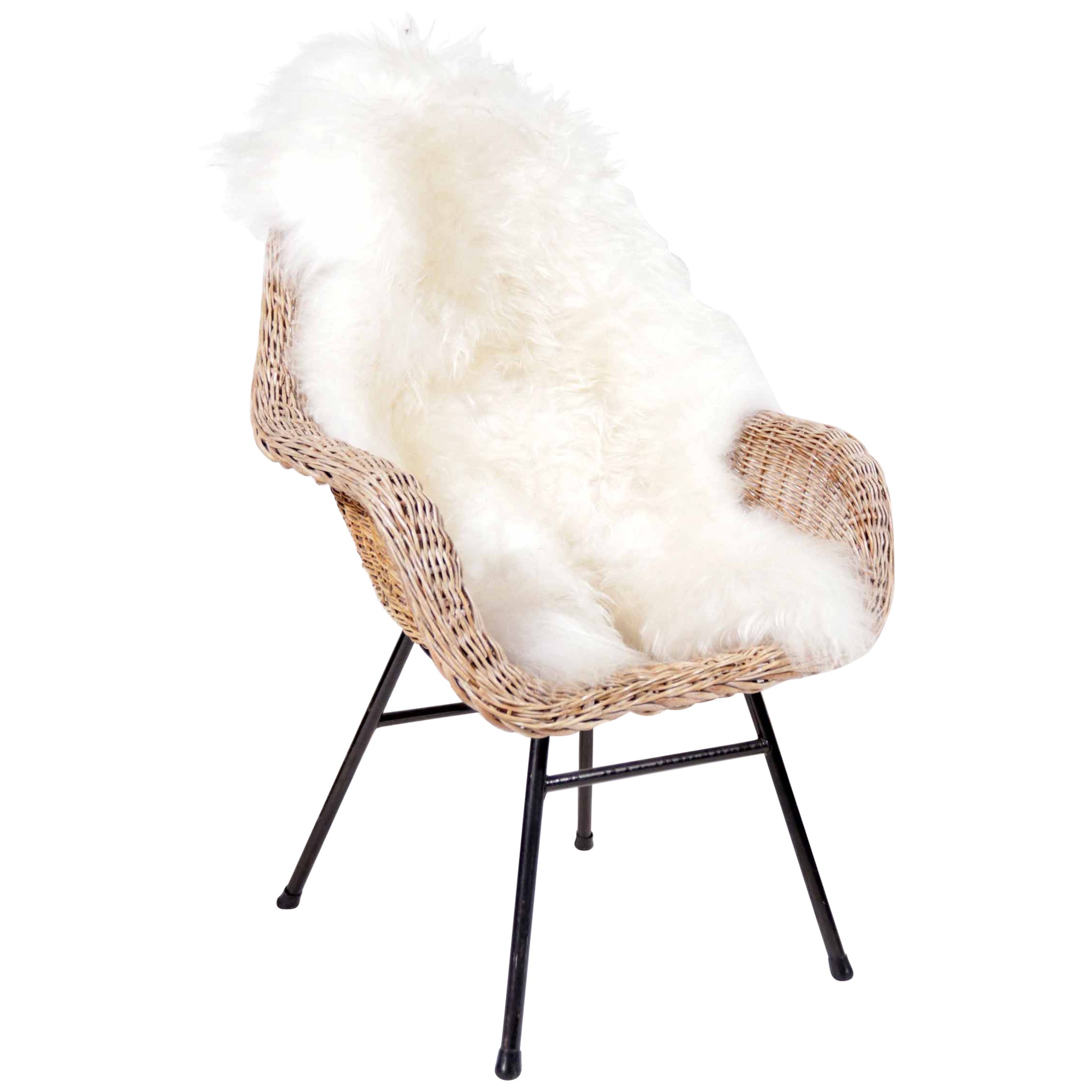 Seau / chaise à panier en osier néerlandais des années 1960 avec peau de mouton islandaise-2 en vente