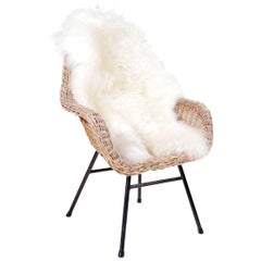 Seau / chaise à panier en osier néerlandais des années 1960 avec peau de mouton islandaise-2