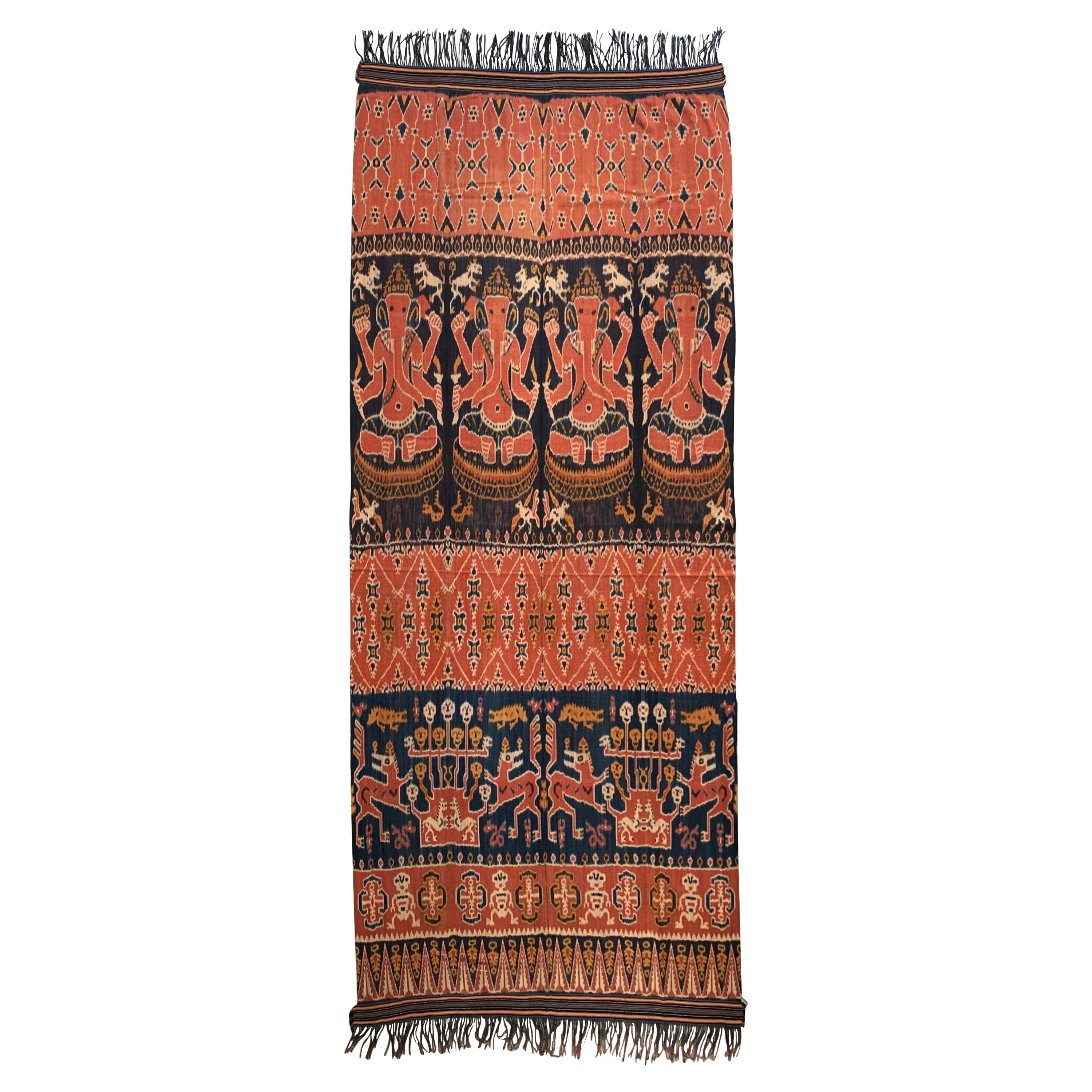 Langes Ikat-Textil von der Insel Sumba mit atemberaubenden Stammesmotiven, Indonesien