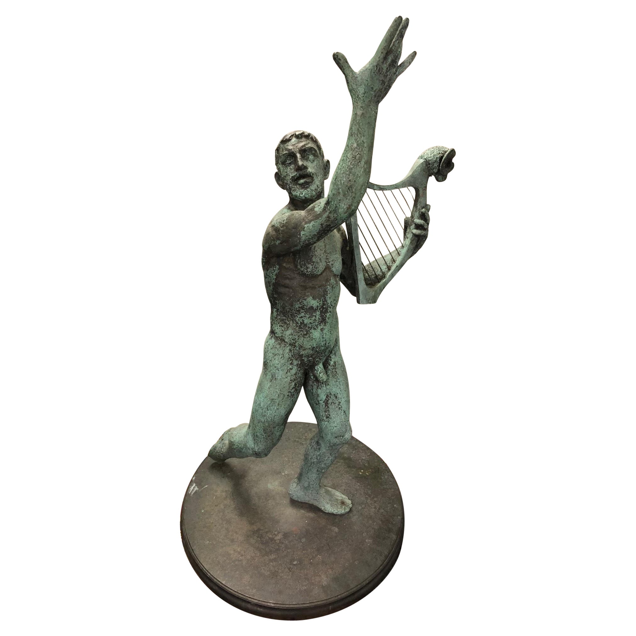 Homme nu en bronze du 19ème siècle tenant une harpe sur un socle en bronze en vente