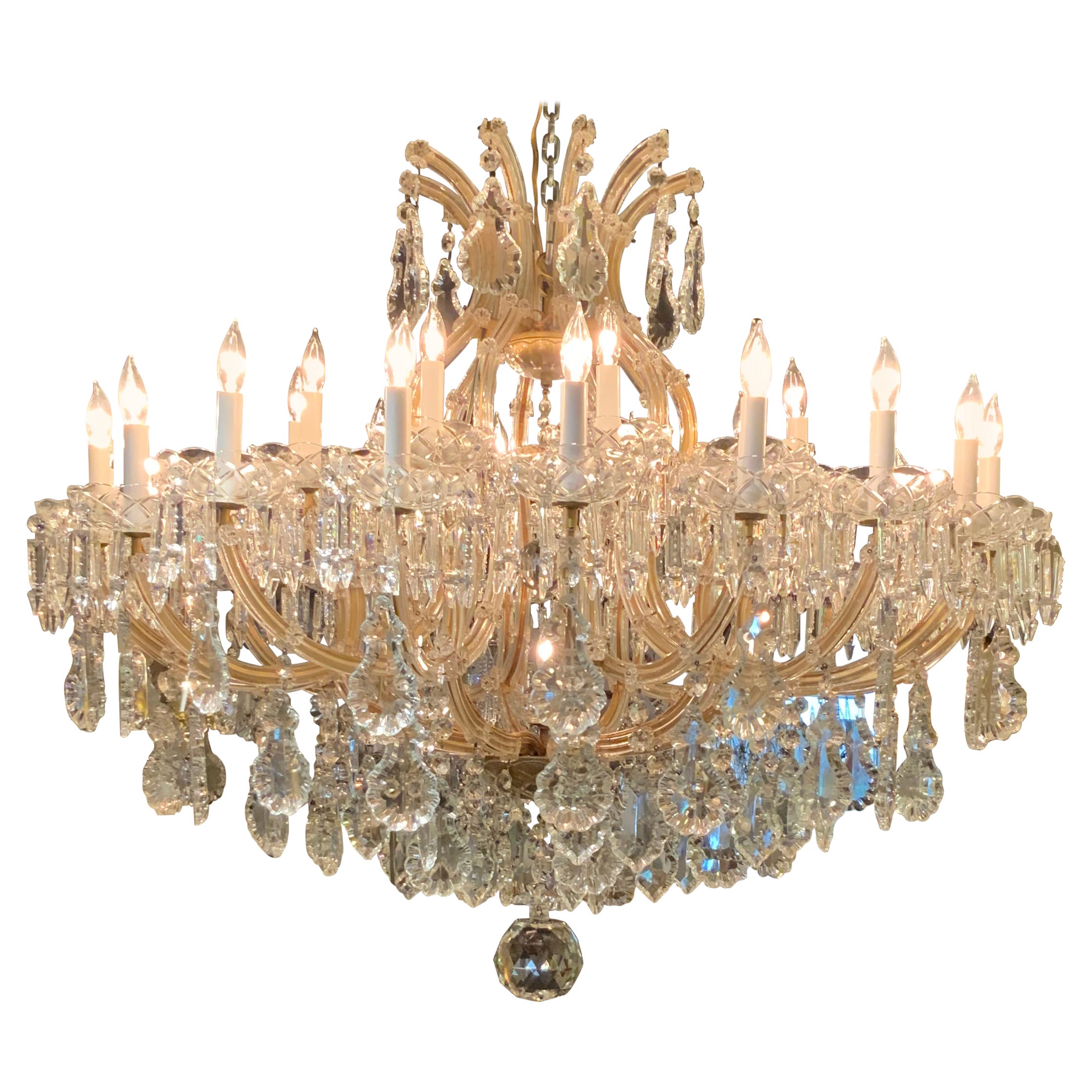 Großer Kristall-Kronleuchter im Maria-Teresa-Stil in Palace-Größe mit 30 Lichtern im Angebot