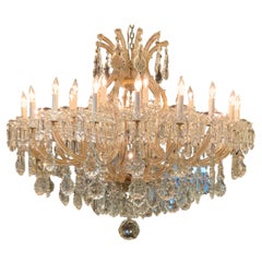 Grand lustre en cristal de taille palais de style Marie-Thérèse avec 30 ampoules