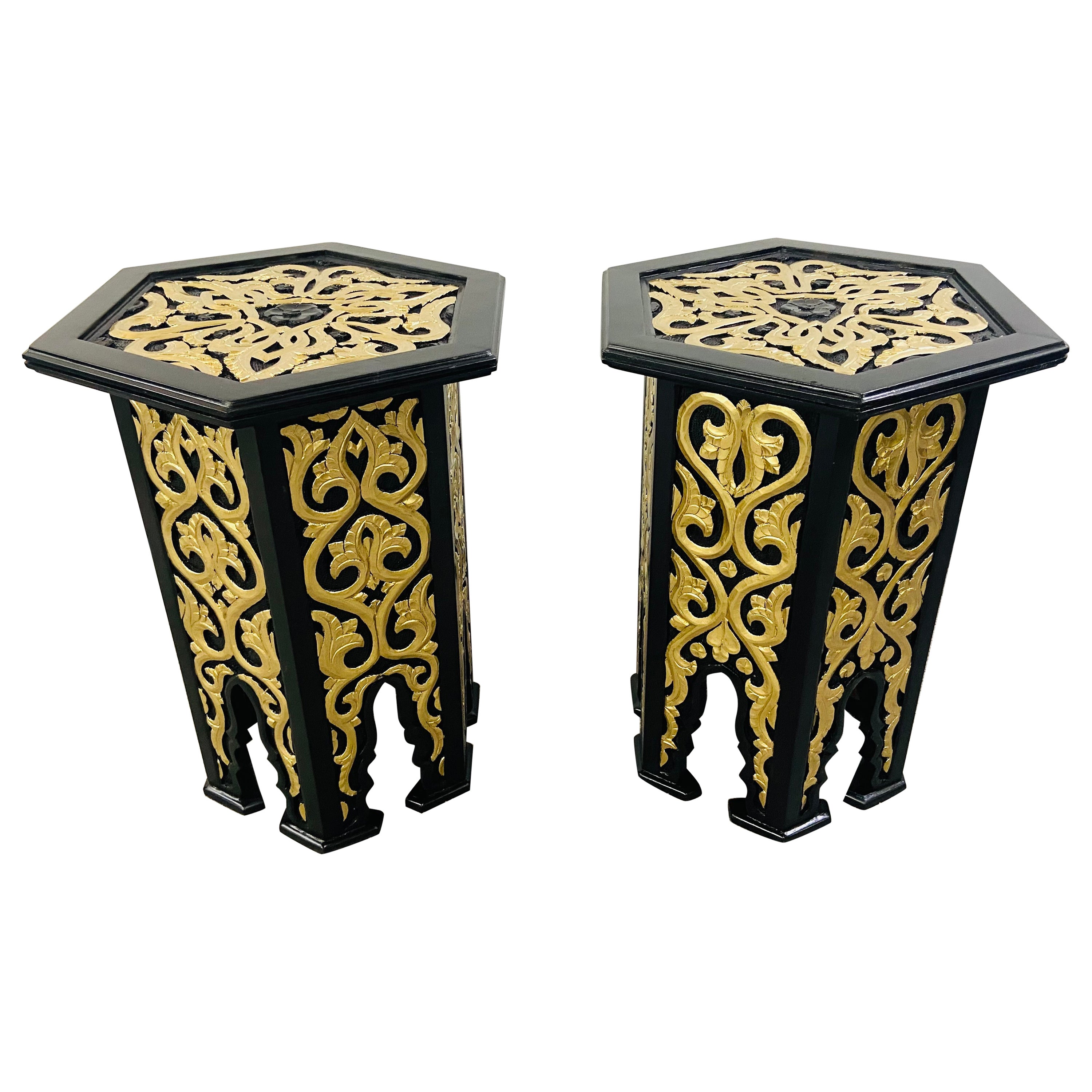 Paire de tables d'appoint ou de tables d'appoint marocaines Stye noires de style Hollywood Regency avec motif en or en vente