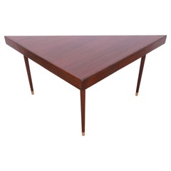 Table de bureau ou console triangulaire en teck et laiton Harvey Probber, nouvellement revernie