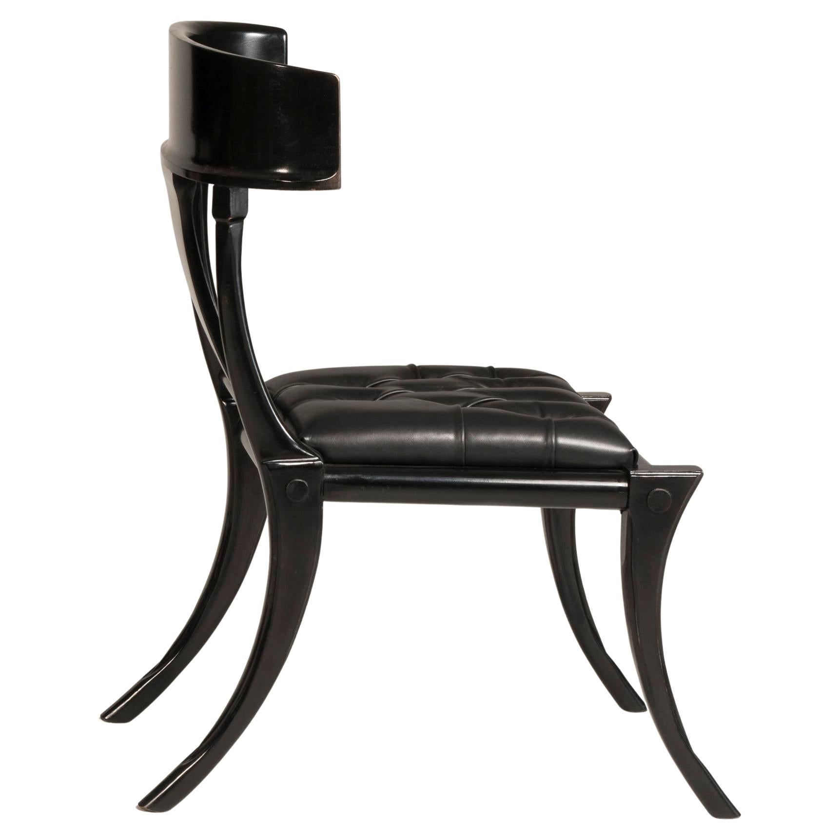 Chaises à assise en cuir noir et pieds sabres en noyer, personnalisables en vente