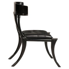 Chaises à assise en cuir noir et pieds sabres en noyer, personnalisables