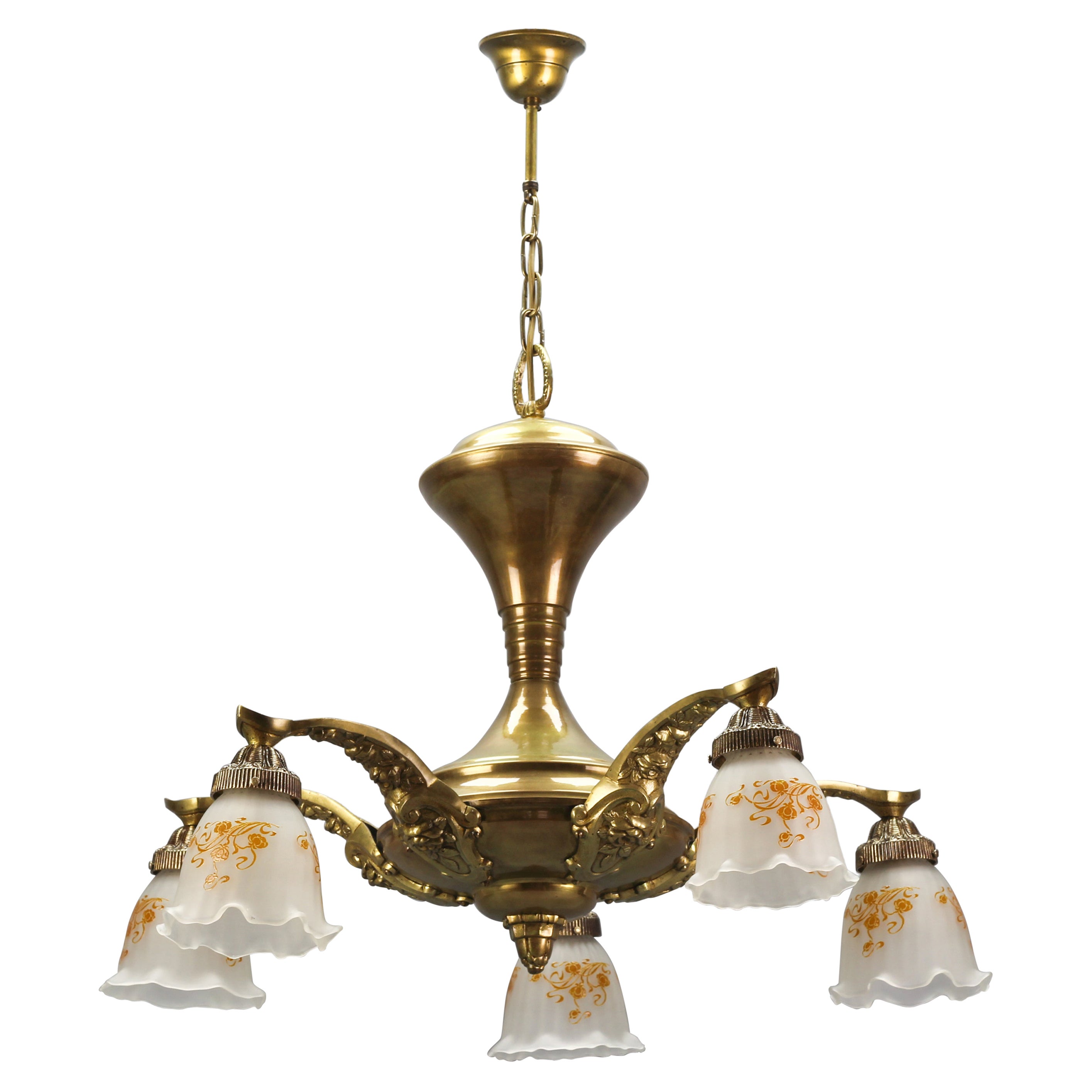 Jugendstil-Kronleuchter aus Messing und Bronze mit fünf Leuchten und mattierten Glasschirmen im Angebot