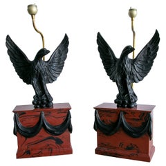 Paire de lampes de bureau italiennes des années 1970 en faux marbre et résine avec sculptures de figures d'aigle