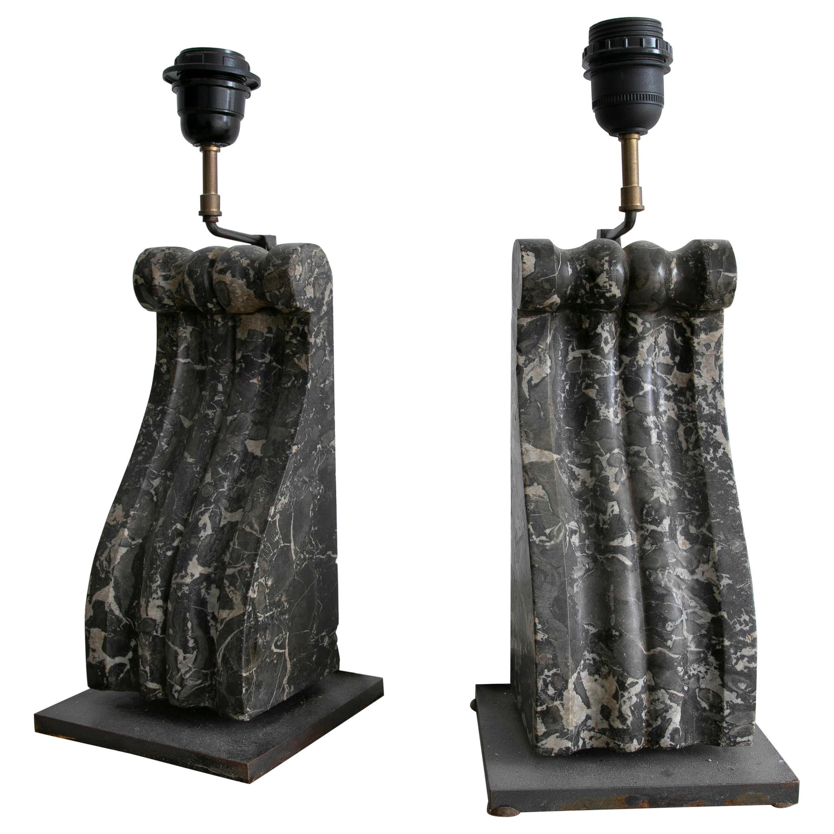 Paire de corbeaux en marbre noir Nero Portoro du 19ème siècle transformés en lampes de bureau 
