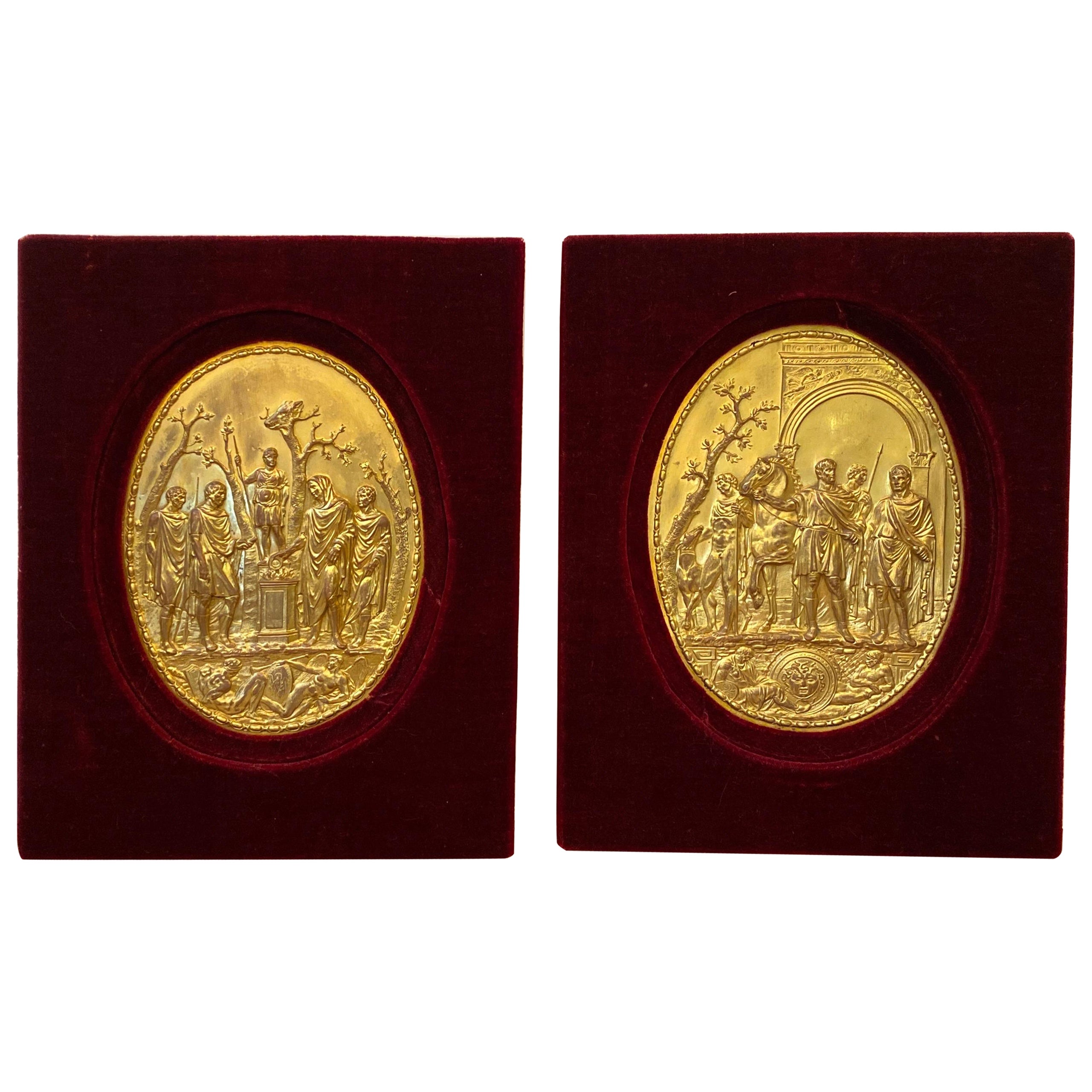 Paire de plaques en bronze doré repoussé dans des cadres en velours en vente