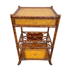 Table d'appoint vintage en bambou brûlé et cuir gaufré à deux niveaux