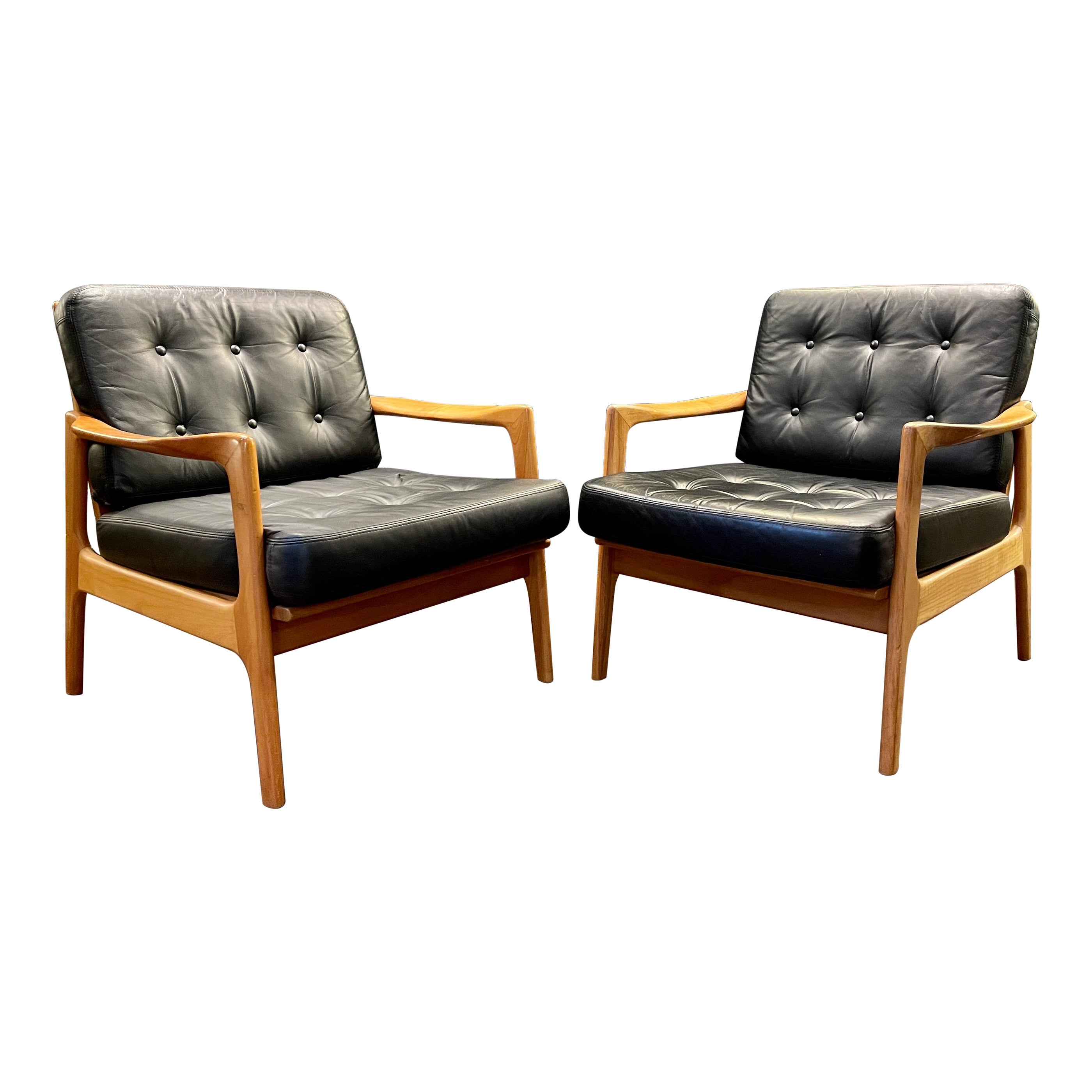 Pareja de sillones daneses de cuero negro y madera de cerezo