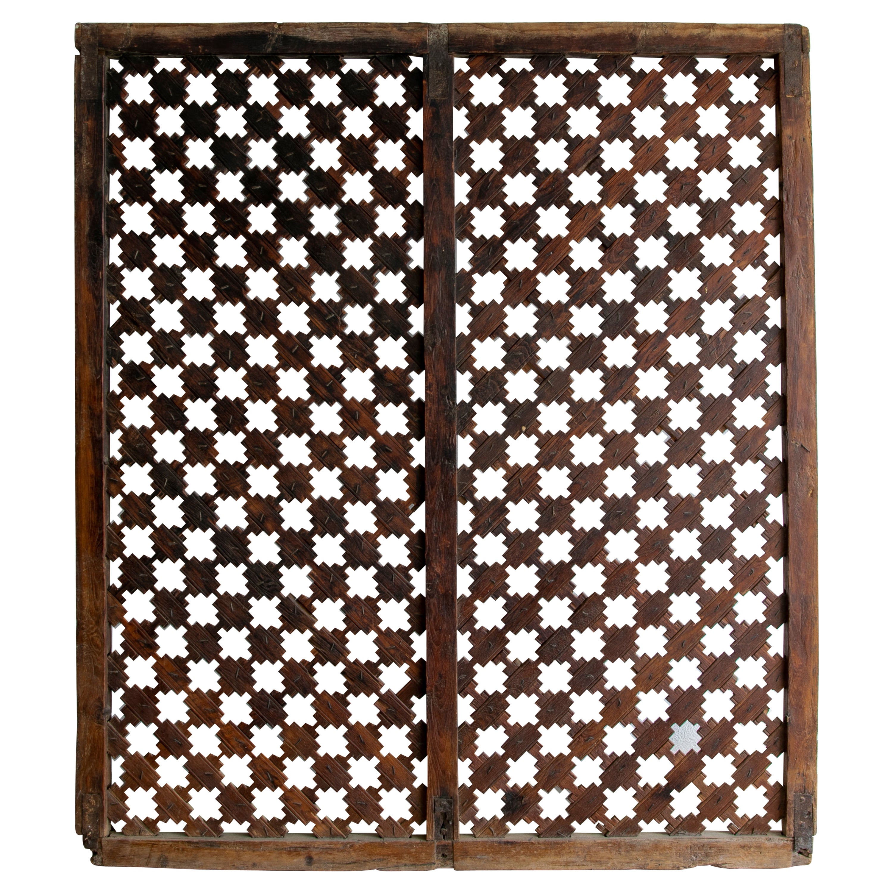Écran en treillis géométrique en bois européen des années 1950 avec bandes tissées jointes en fer 