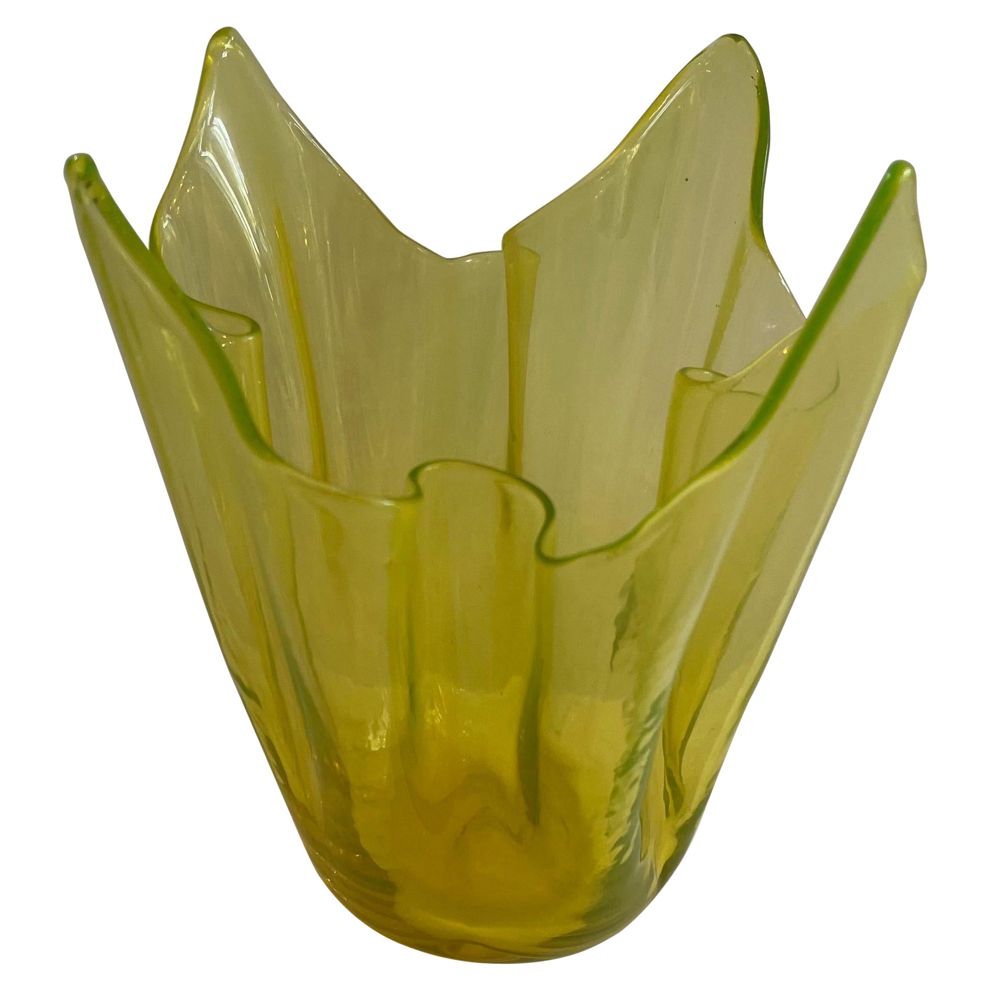 Gelbe mundgeblasene Vase aus Muranoglas mit Taschentuchmuster, Mid-Century Modern