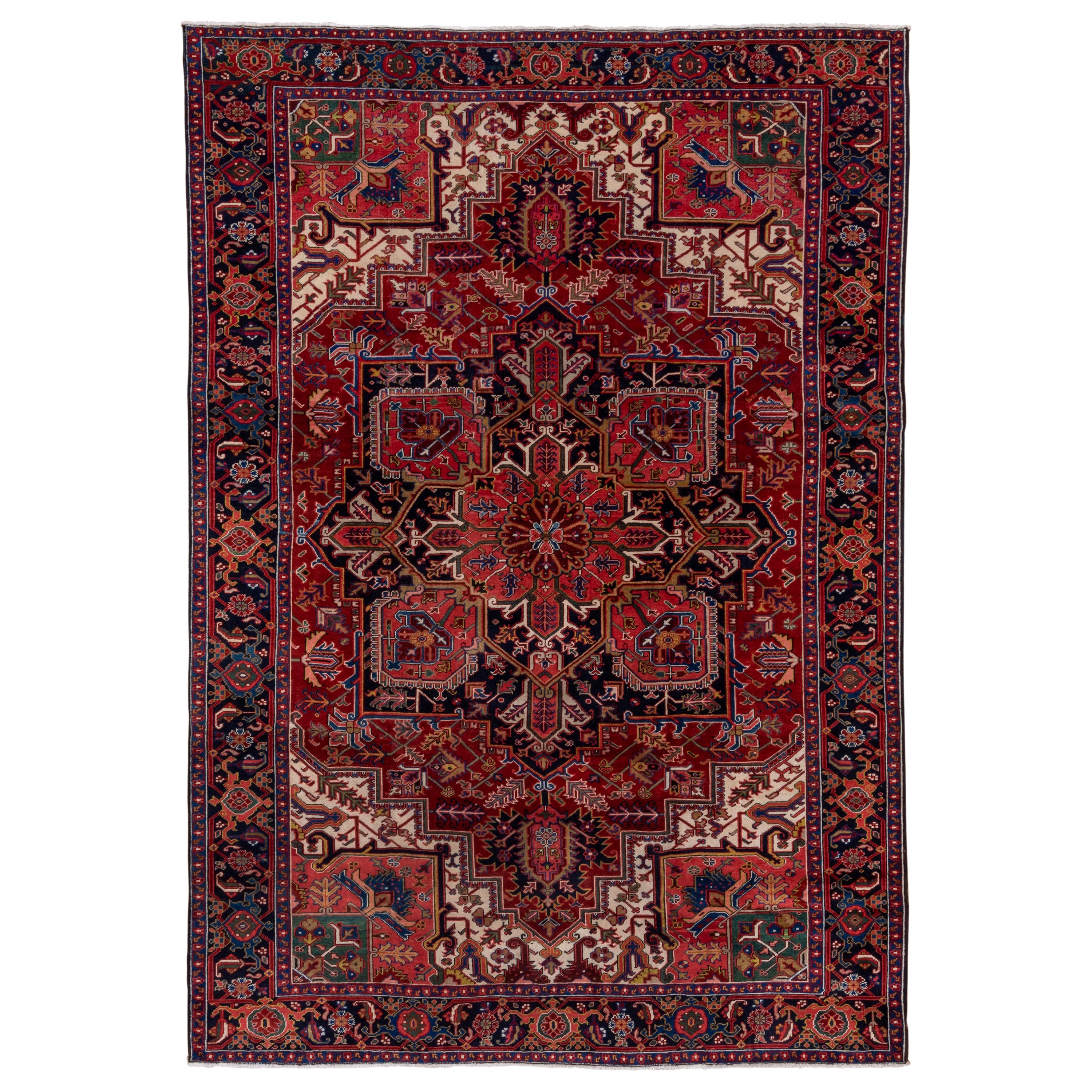 Tapis persan classique Heriz, palette foncée, champ rouge foncé et bordures bleu marine