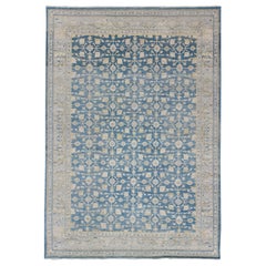 Tapis Khotan Design à motifs sous-géométriques sur toute sa surface en bleu, brun clair et or
