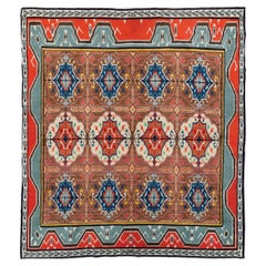 Tapis d'appoint carré en coton européen du milieu du 20e siècle dans le style tribal turkoman