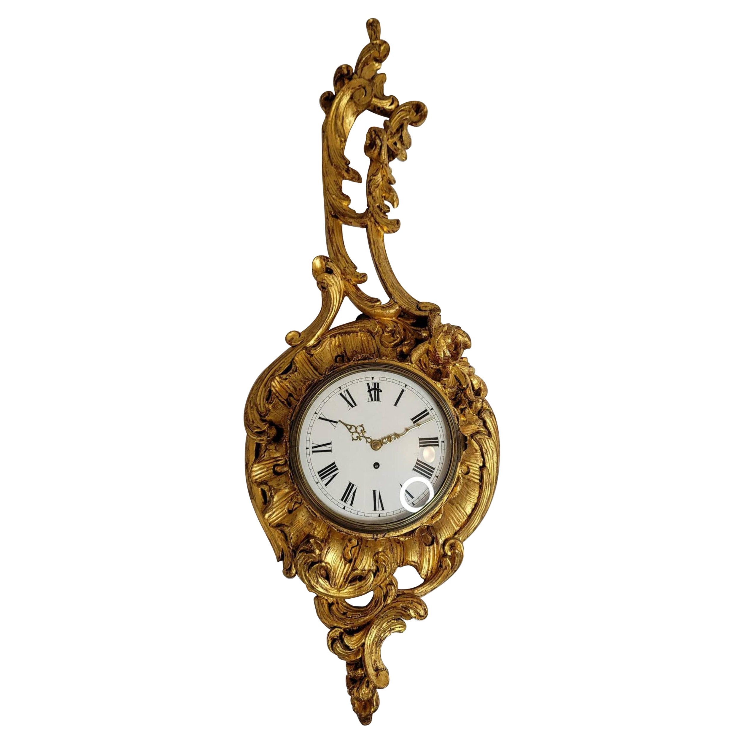 Grande horloge de cheminée française Louis XV en bois doré du 19ème siècle