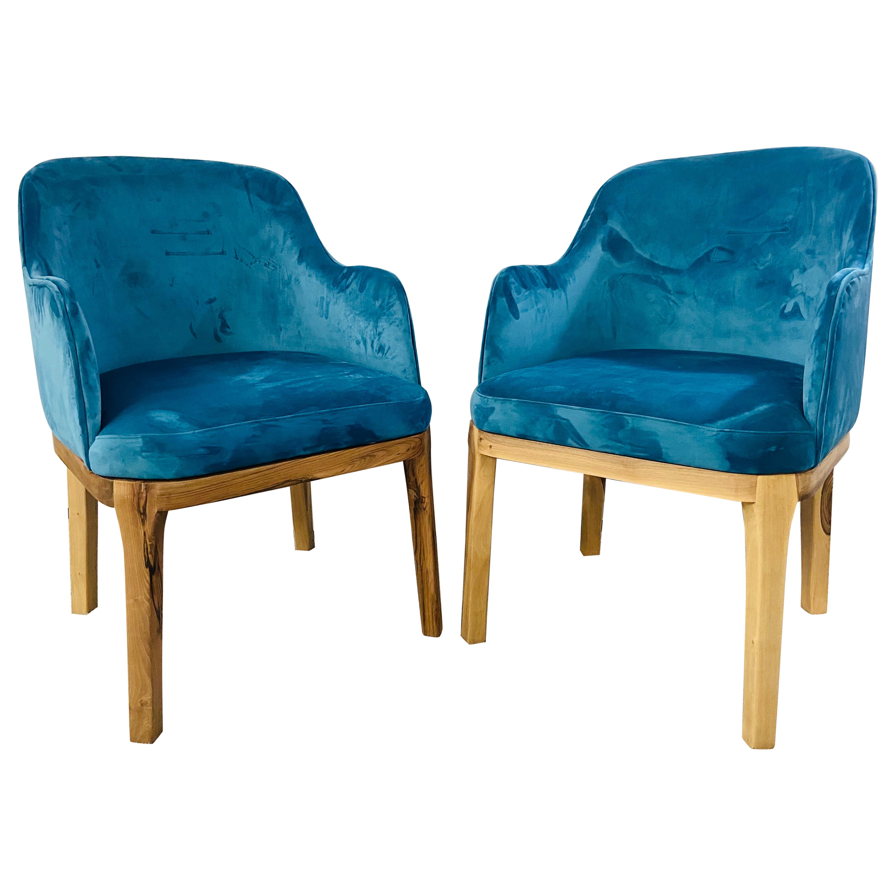 Paire de chaises barils de style mi-siècle moderne en velours bleu et cadre en noyer
