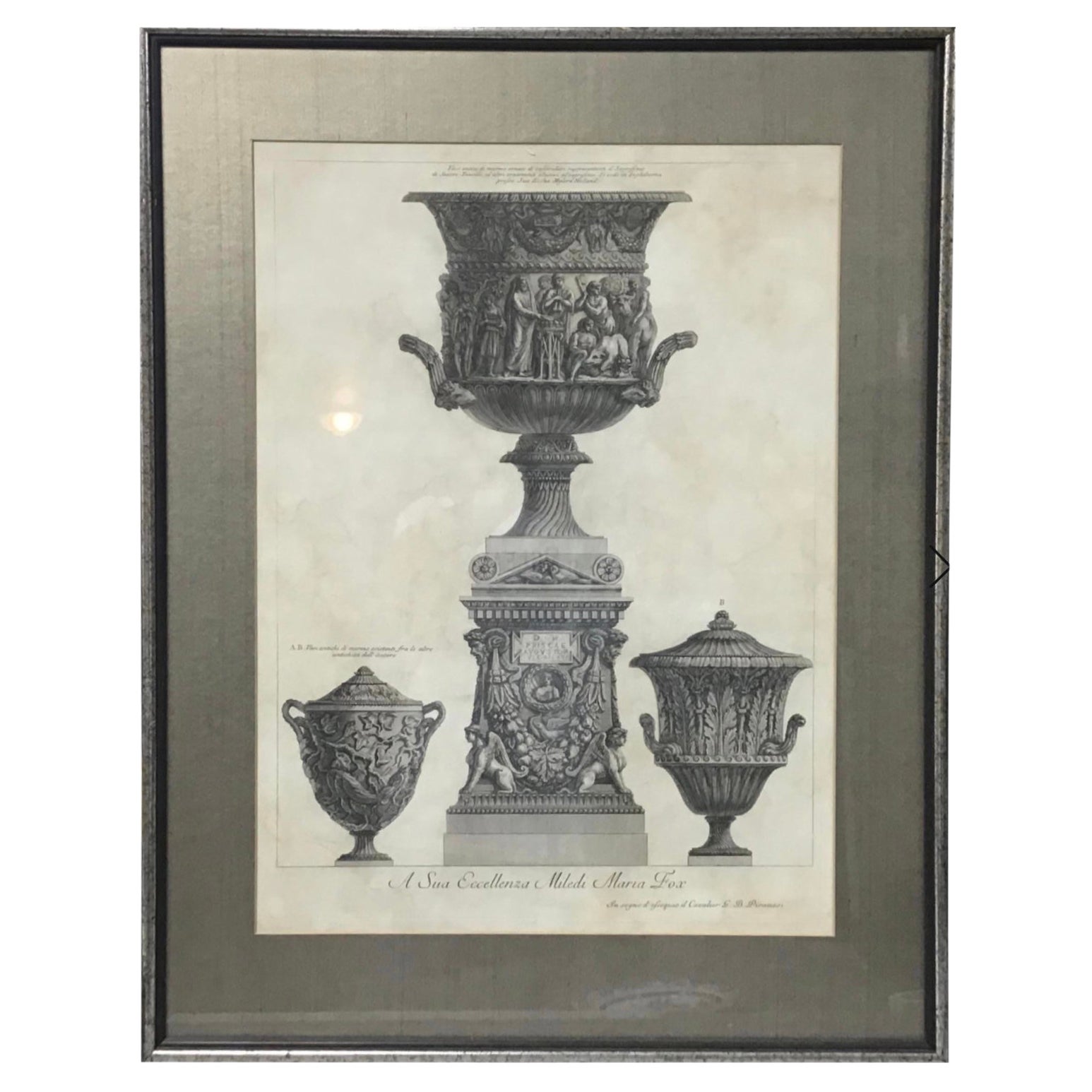 Drei Vasen aus Marmor und ein Sarkophag, Radierung von G.B. Piranesi im Angebot