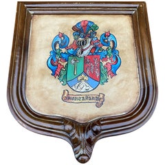 Antiker französischer Schildmantel mit Wappen aus gerahmtem Walnussholz und Pergamentmalerei